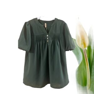 Elegant Green Blouse with buttons and pleated front